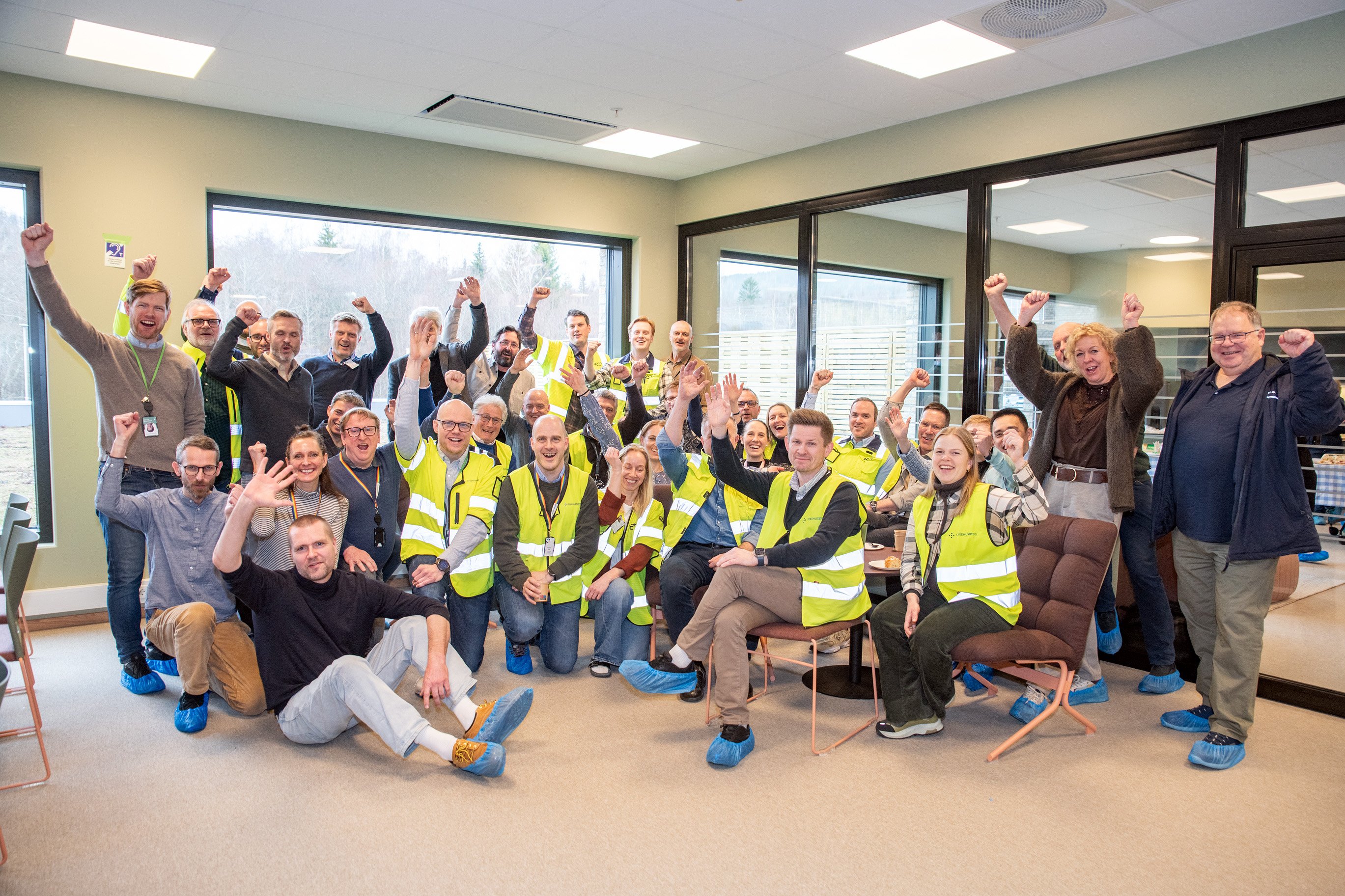 En gruppe mennesker som poserer for et bilde