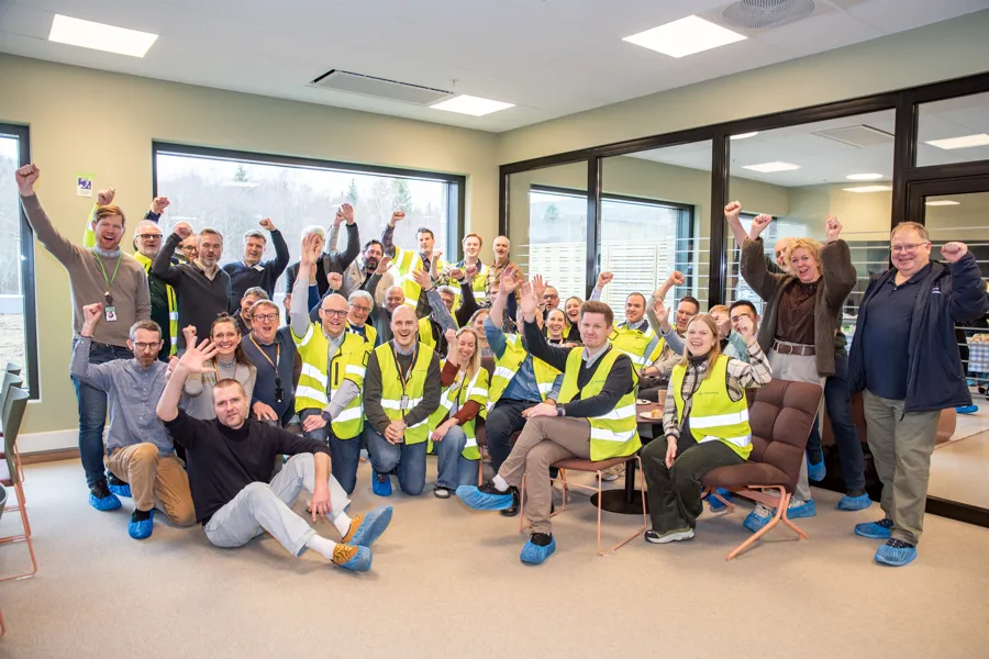 En gruppe mennesker som poserer for et bilde