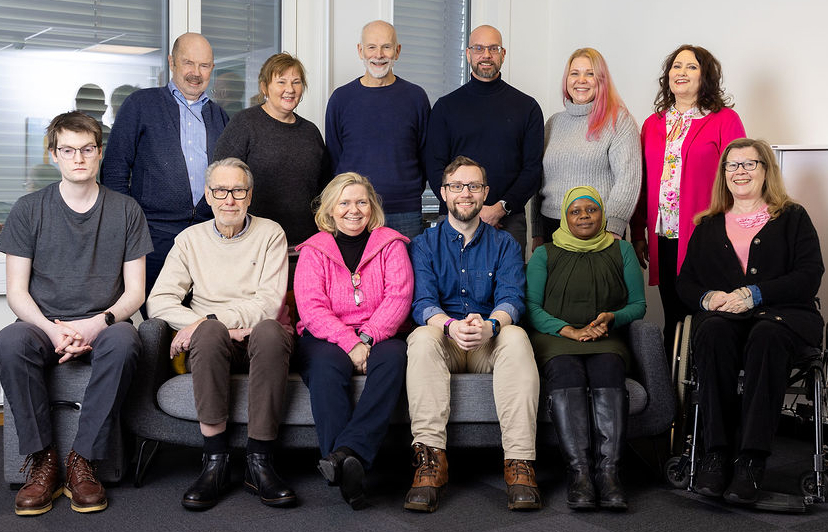 En gruppe mennesker som poserer for et bilde