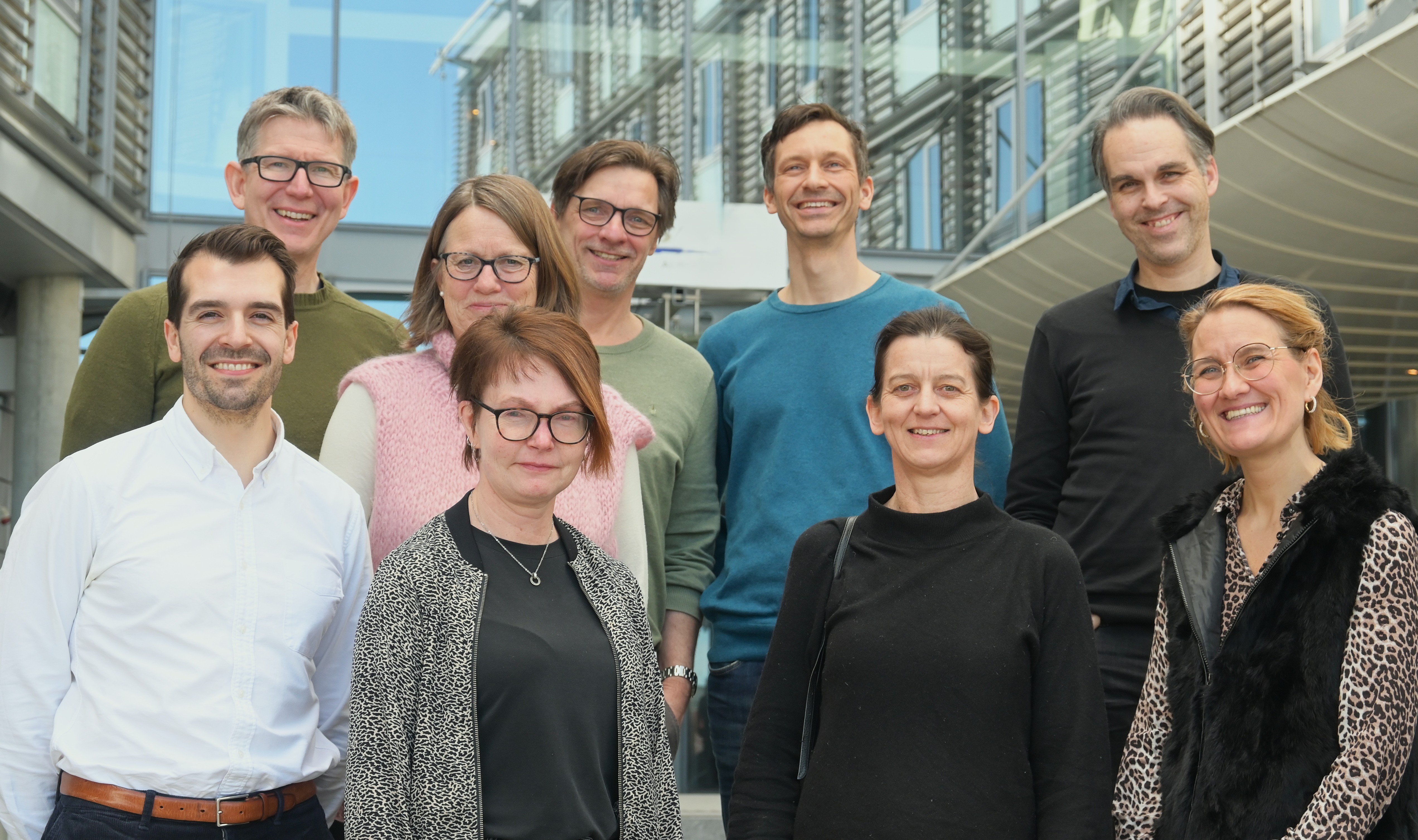 En gruppe mennesker som poserer for et bilde