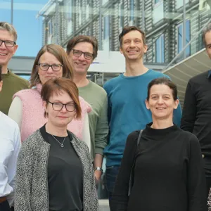 En gruppe mennesker som poserer for et bilde