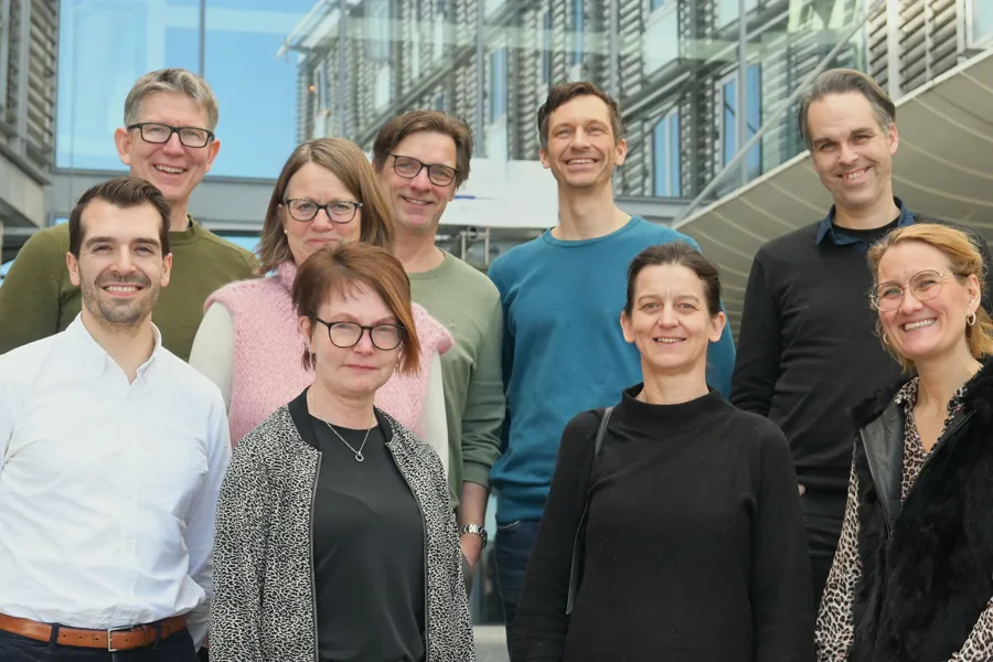 En gruppe mennesker som poserer for et bilde