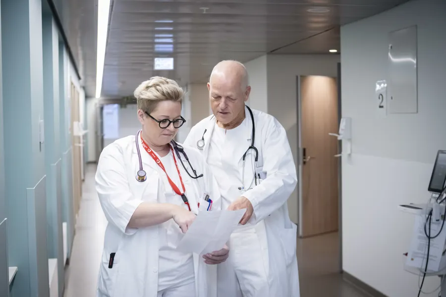 To leger ser sammen på et papir