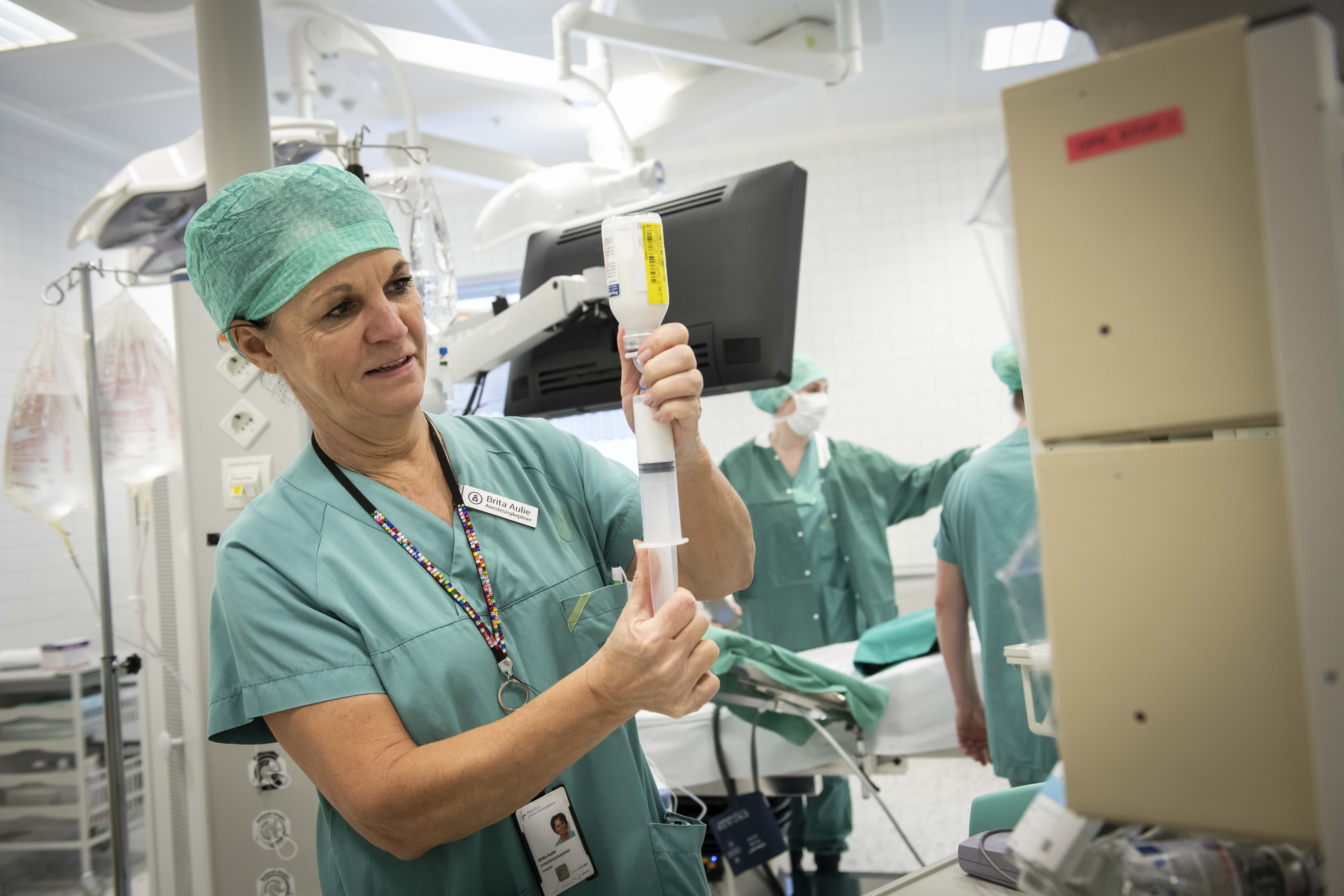 En mann på et sykehusrom