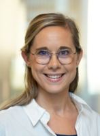 En kvinne med briller