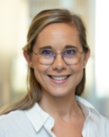 En kvinne med briller