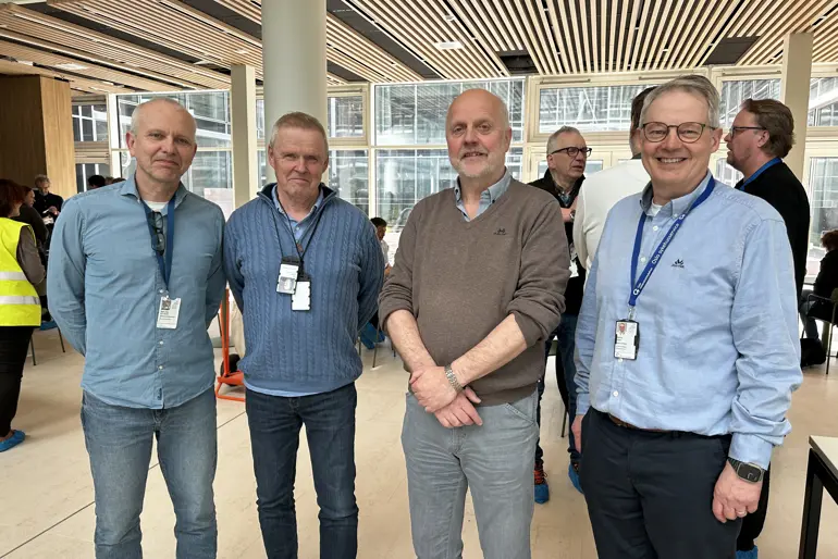 En gruppe menn som poserer for et bilde