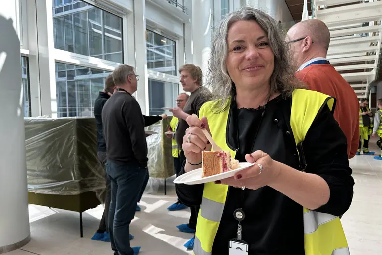 En person som holder en kake