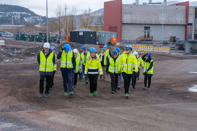 En gruppe mennesker iført gule jakker