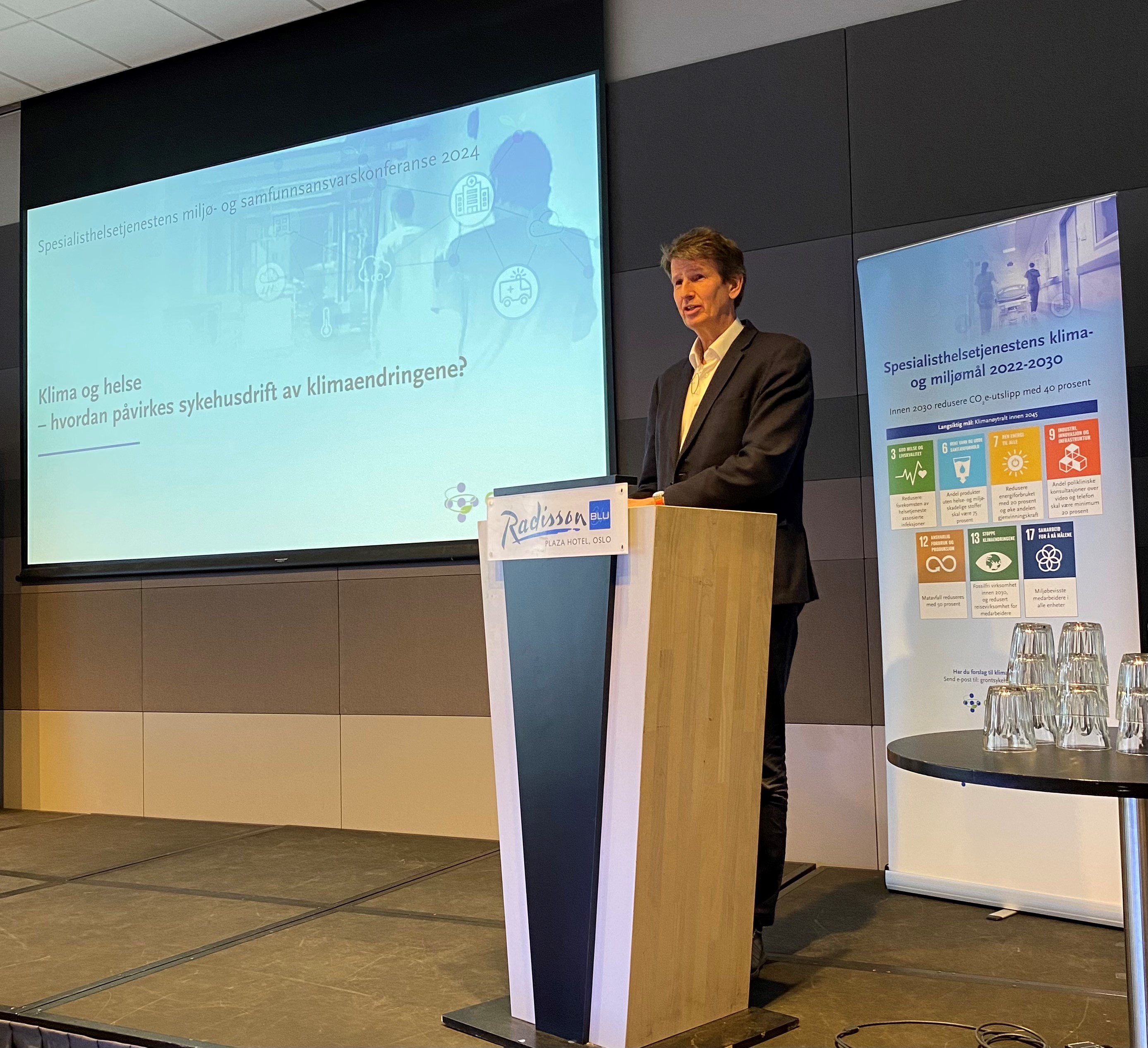 En person som står på et podium