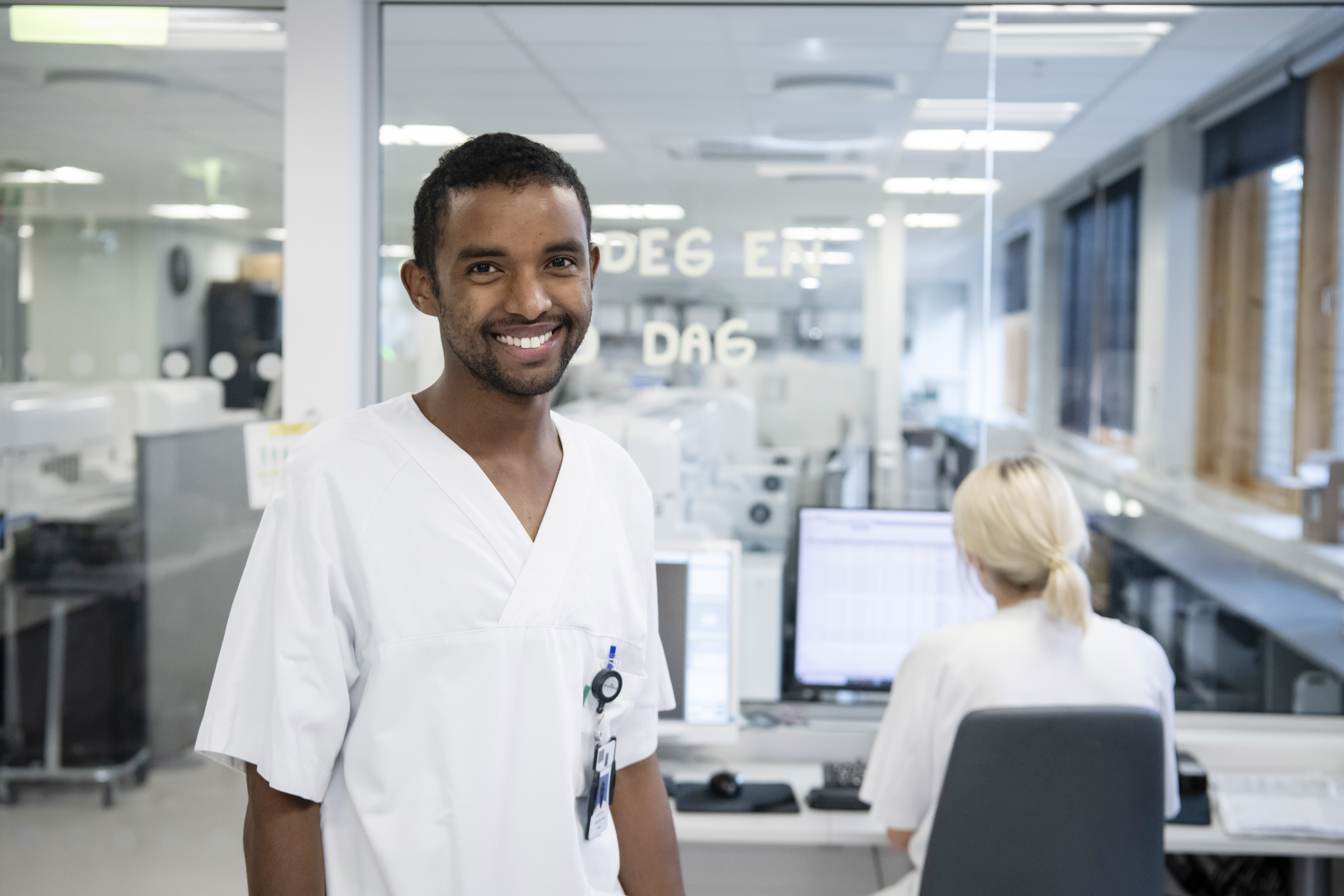 En mann i hvitt tøy i sykehusmiljø