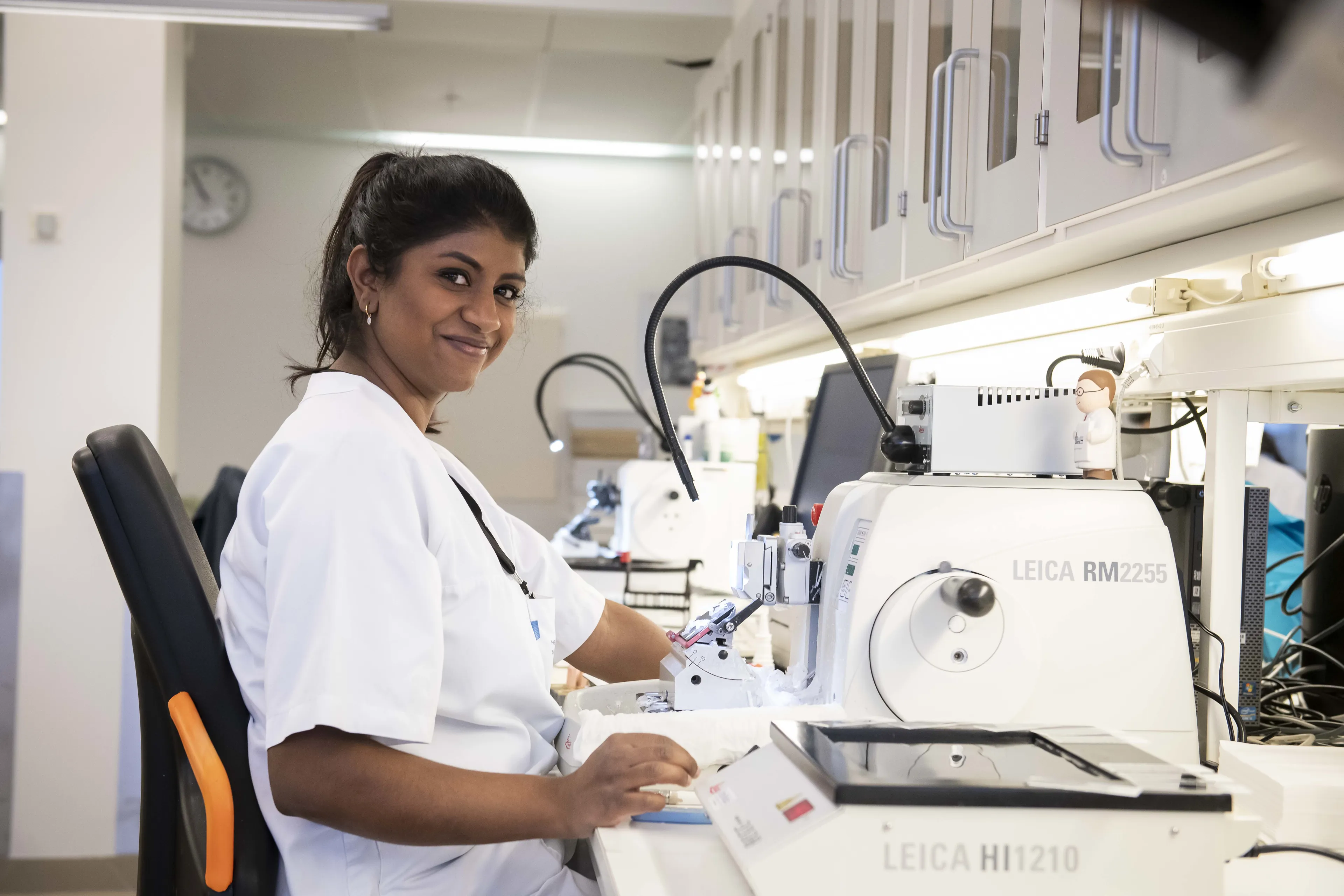 En mann i hvit frakk