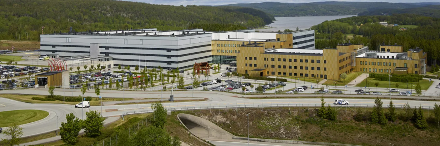 En stor bygning med parkeringsplass