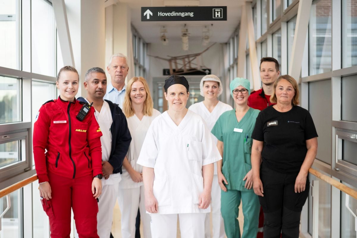 En gruppe mennesker som poserer for et bilde