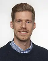 En mann som smiler til kameraet