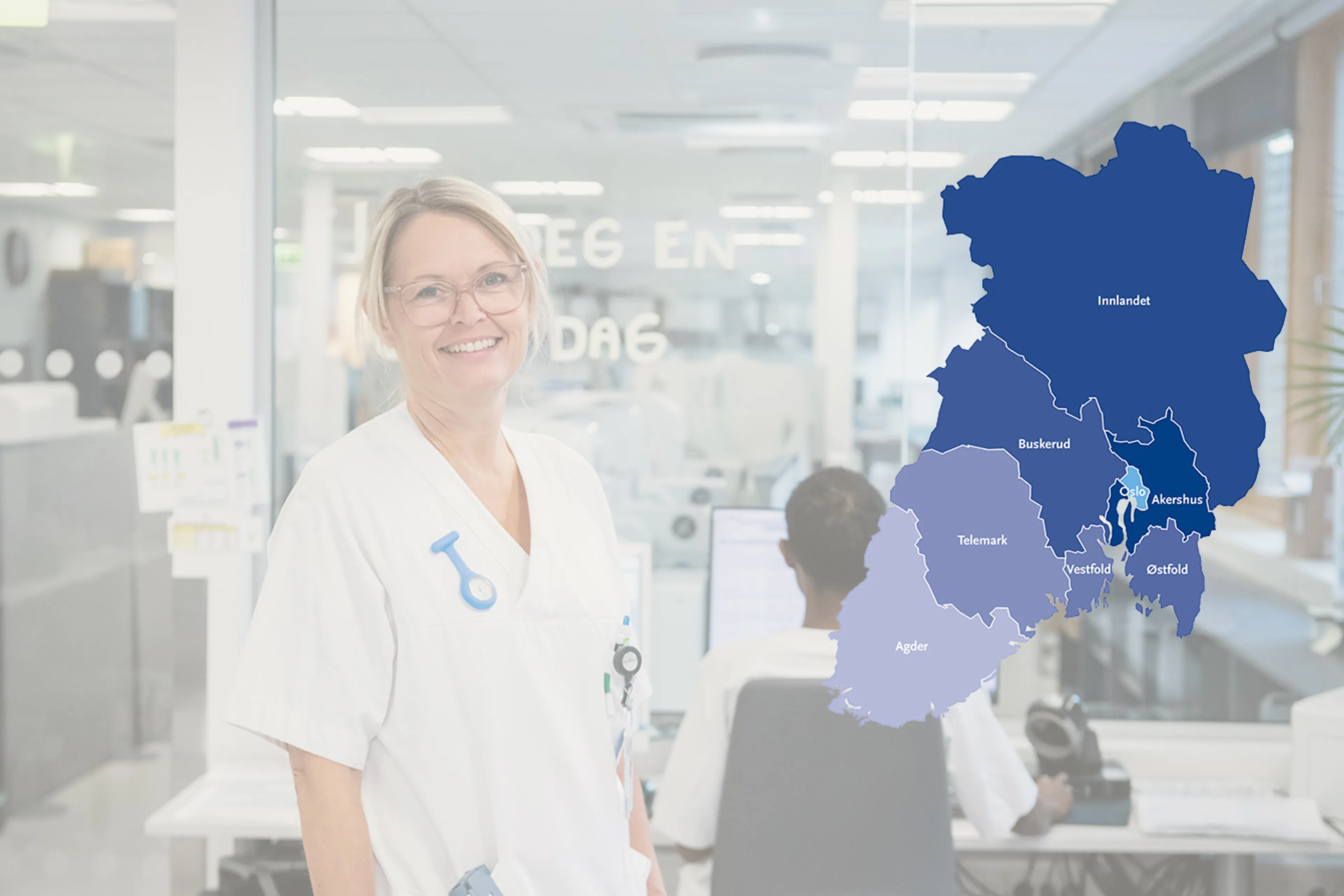 En person som står ved siden av en statue