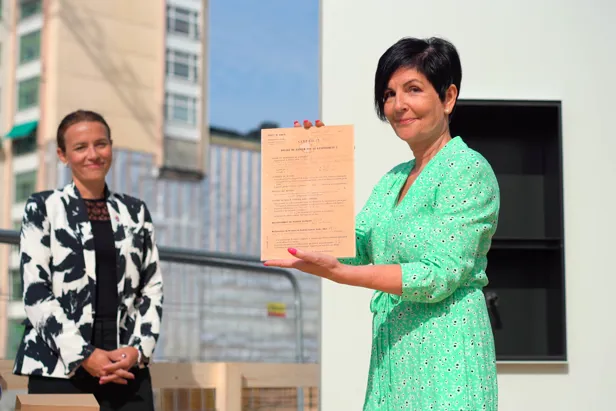 dame holder frem et sertifikat