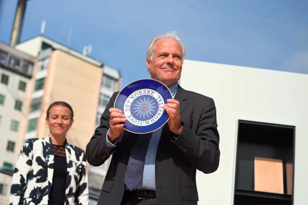 mann holder opp en tallerken