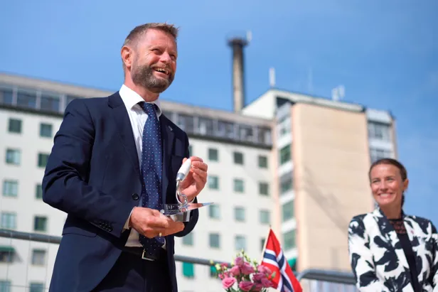 mann holder frem en støpeskje