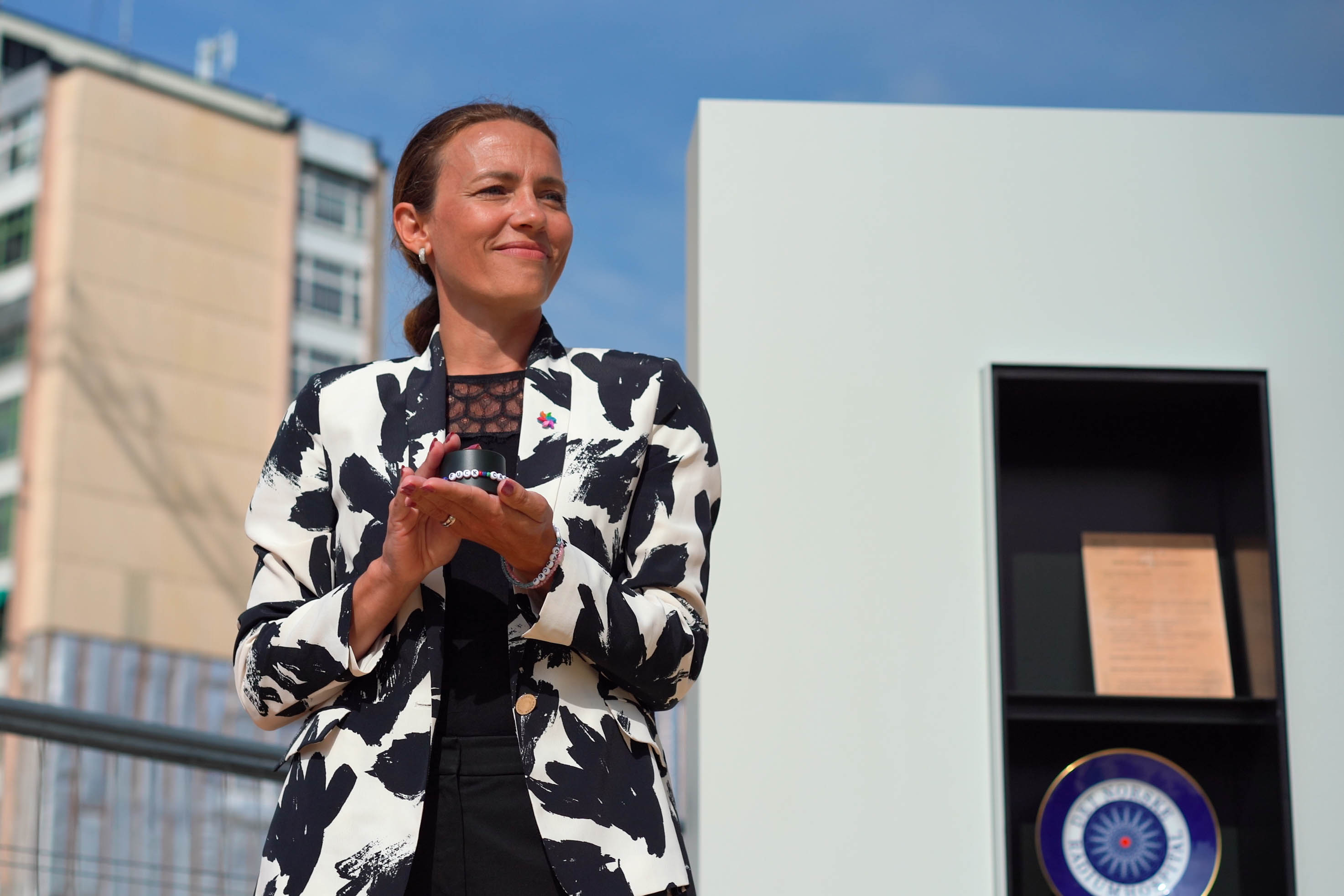 dame holder frem et armbånd