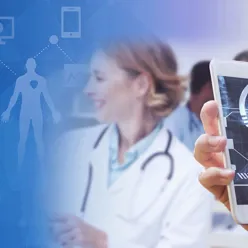 Illustrasjonsbilde mobil i hånd og kliniker i bakgrunnen.