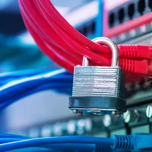 Kabler inn i en pc med hengelås rundt