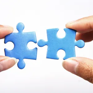 To hender holder to puslebrikker