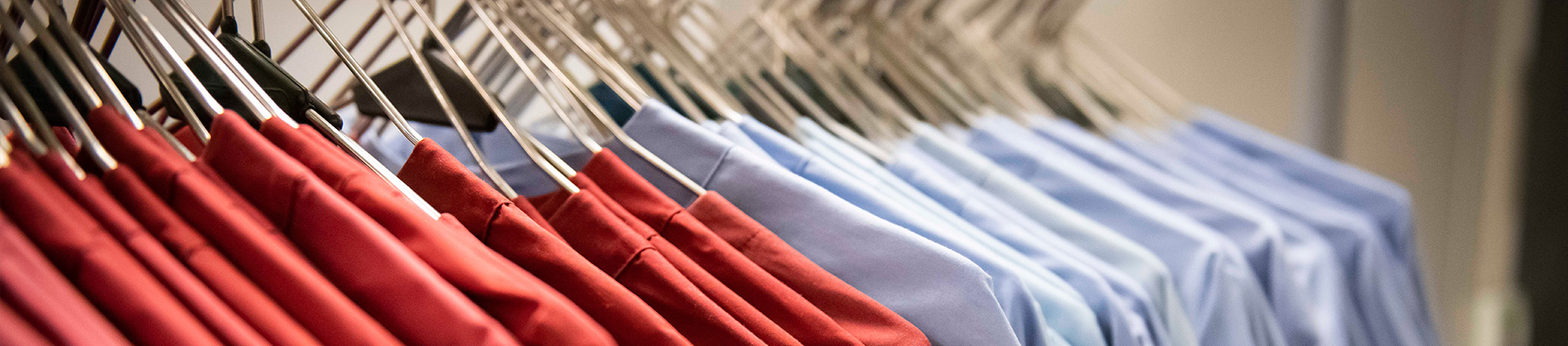 Kleshengere på rekke med sykehusuniformer i blå og rustrød