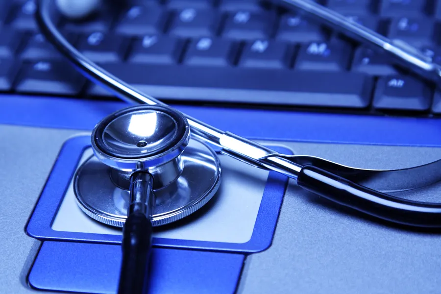Stetoskop på bærbar pc