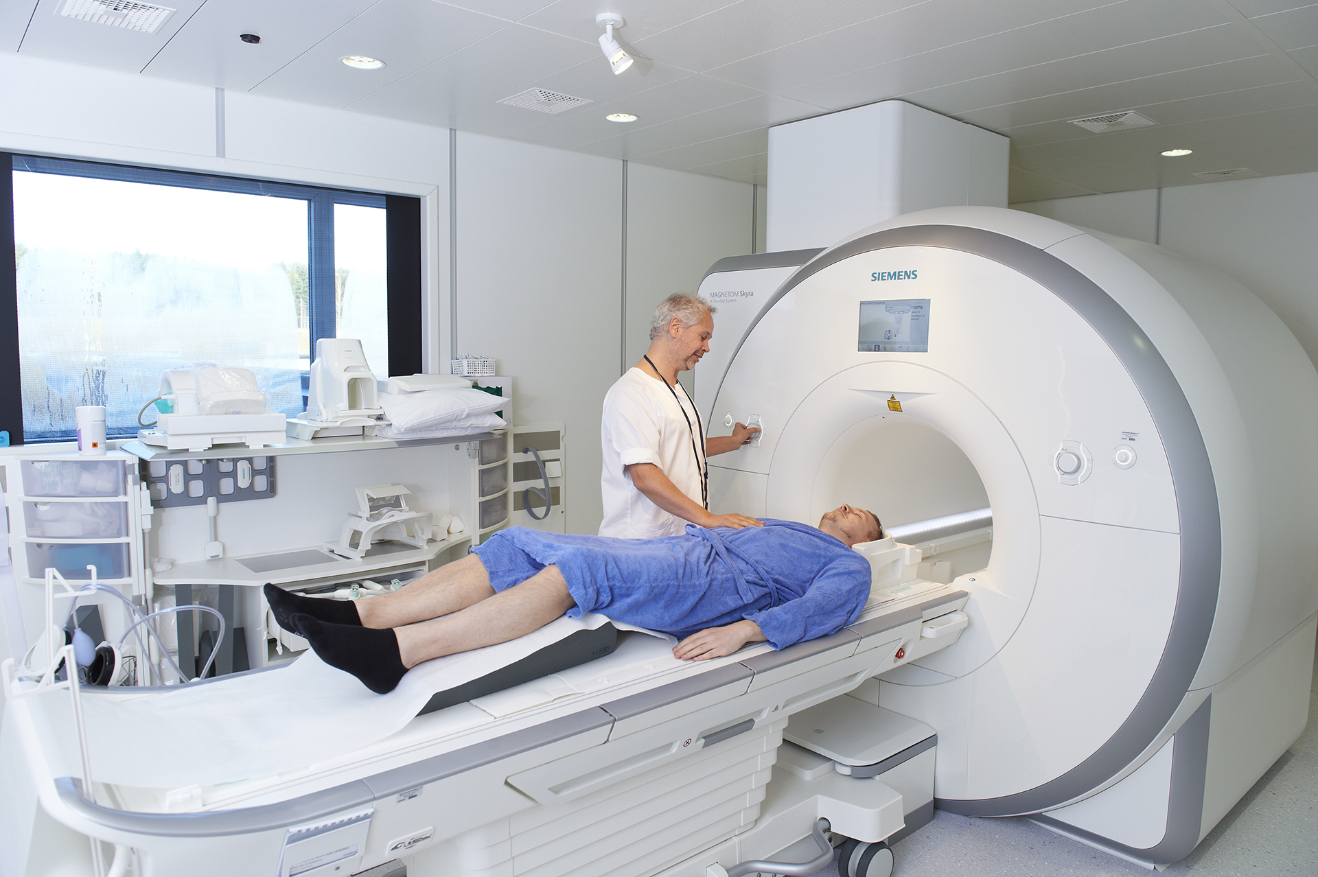 En person som ligger på en sykehusseng