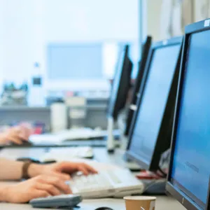 En person som arbeider på en datamaskin