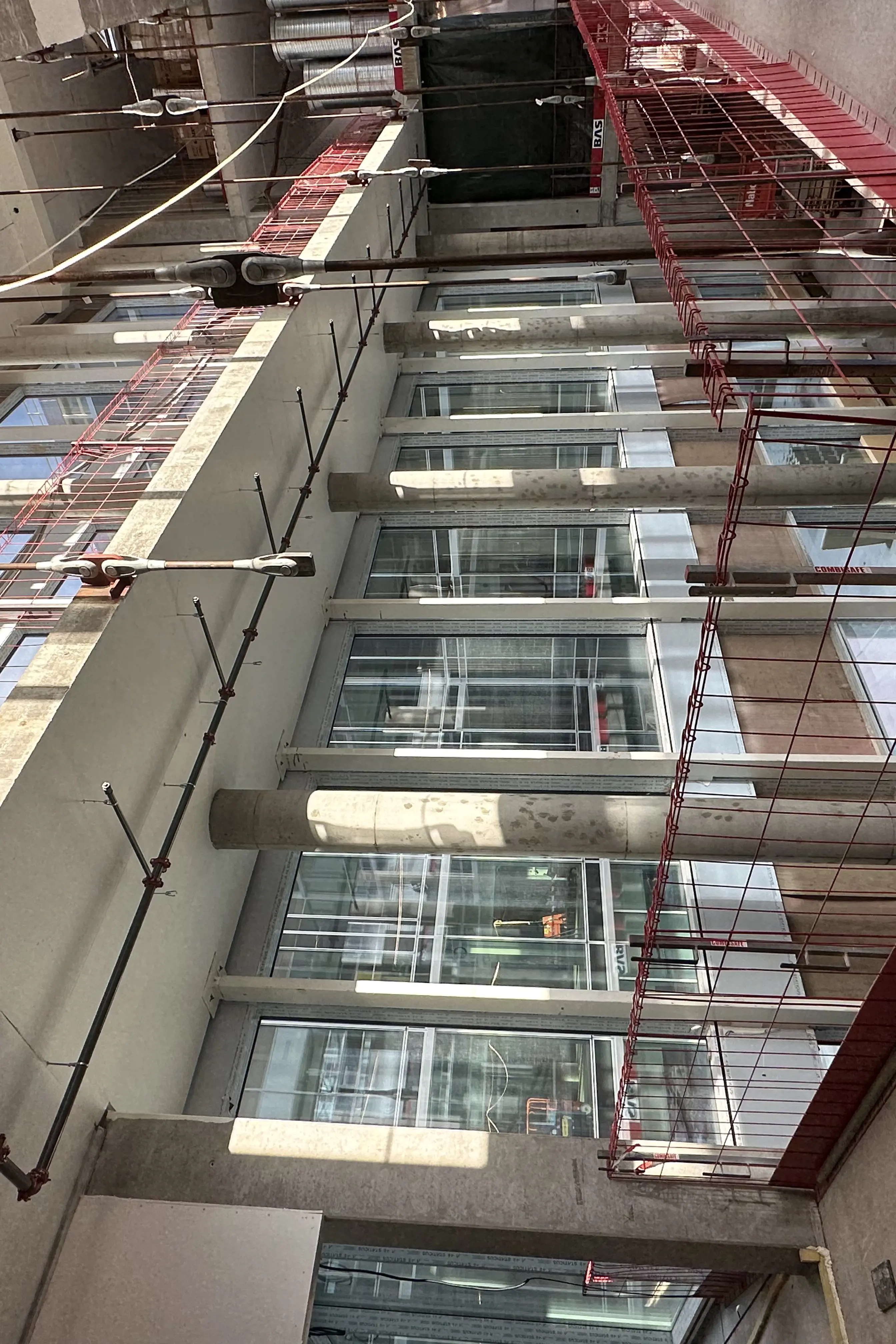 bilde av glassgaten med utsikt til et av atriumene