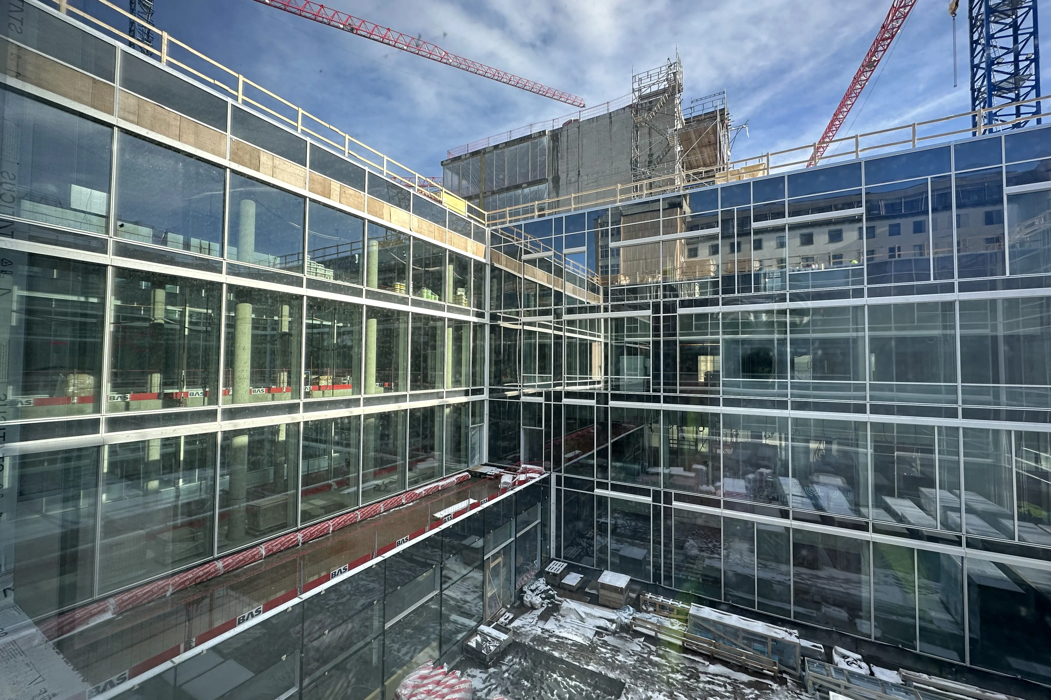 Bilde av atriumet med glassfasader