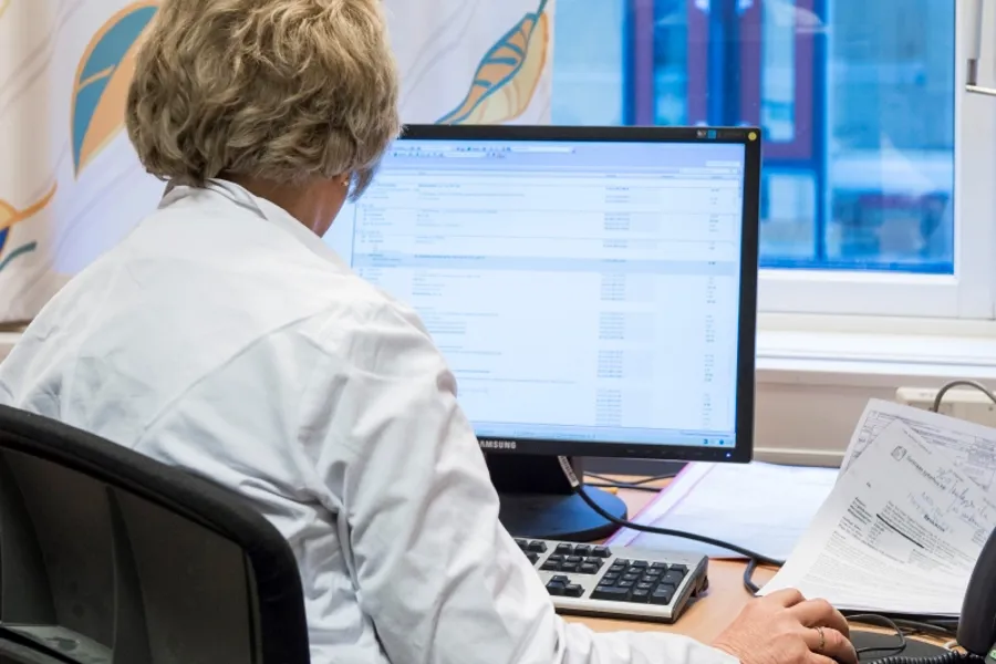 En person som arbeider på en datamaskin