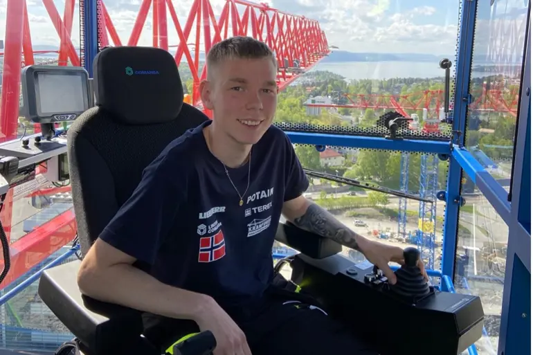 Person i toppen av tårnkran
