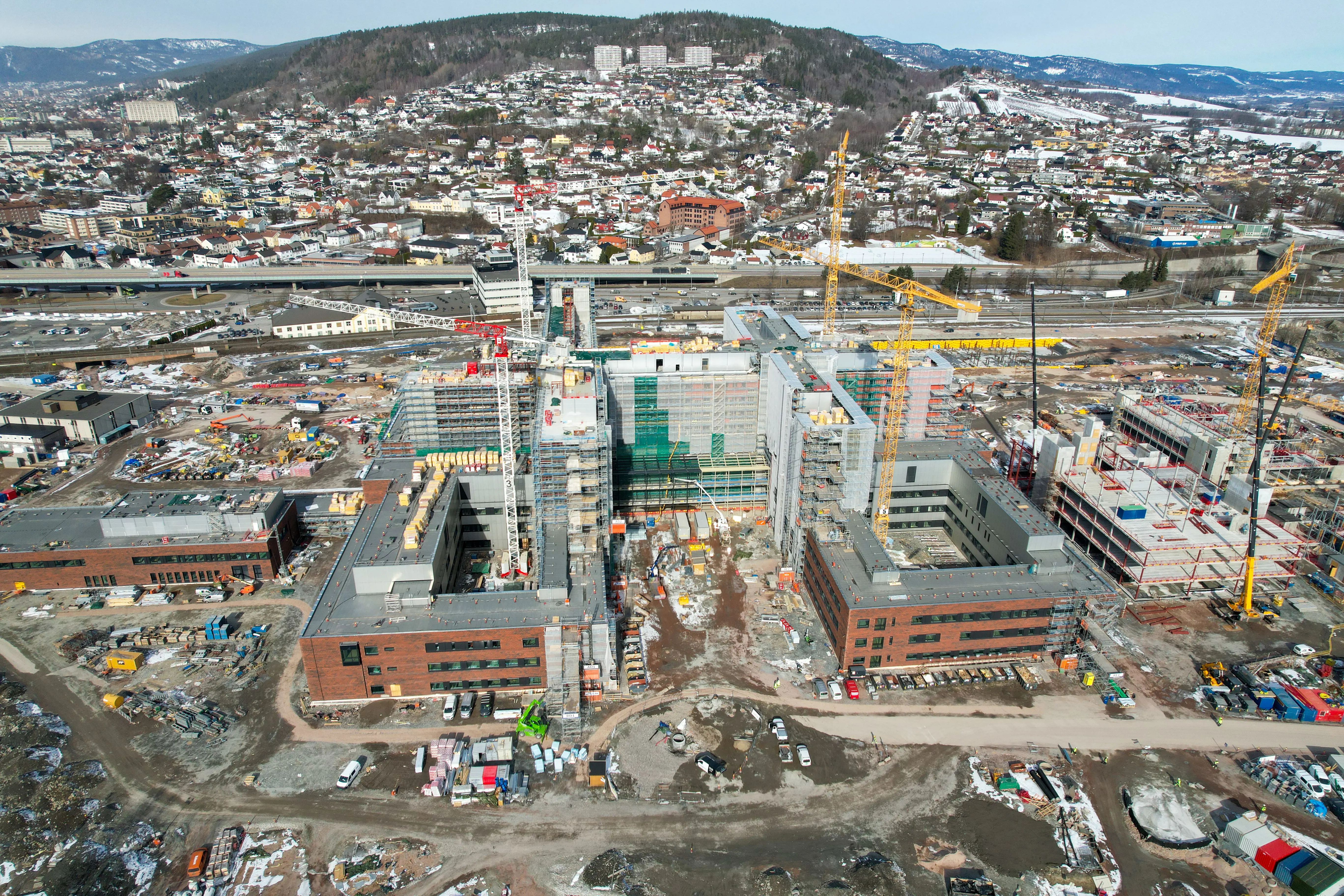 bilde viser den største delen av nytt sykehus i Drammen