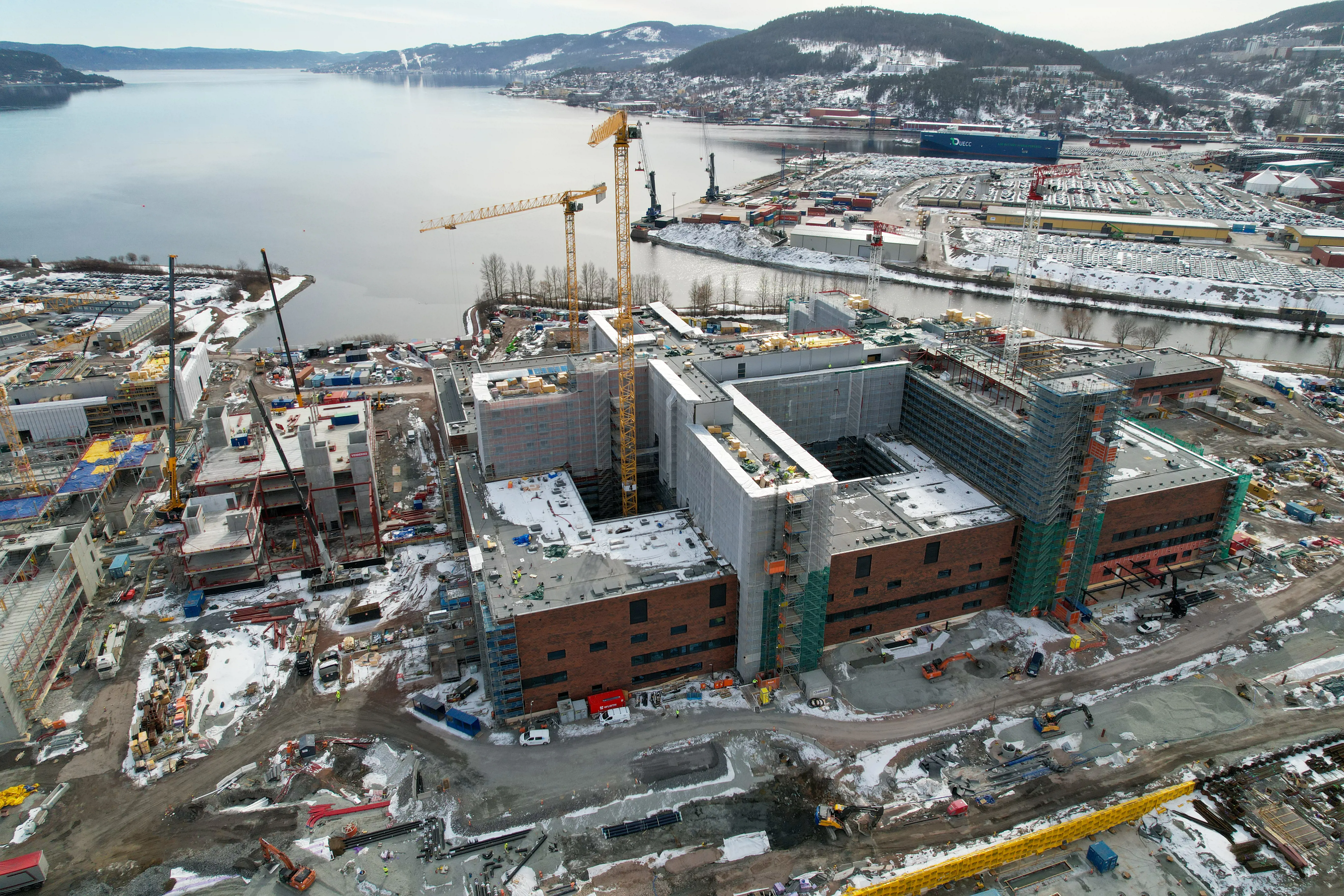 nytt sykehus i drammen med drammensfjorden i bakgrunn