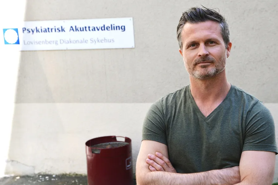 En mann med armene i kors