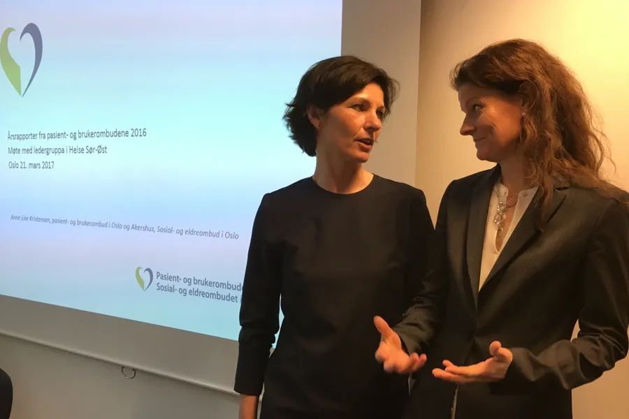 En kvinne som snakker med en mann