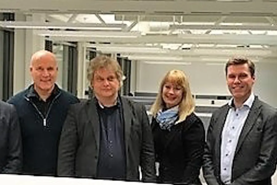 En gruppe mennesker som poserer for et bilde