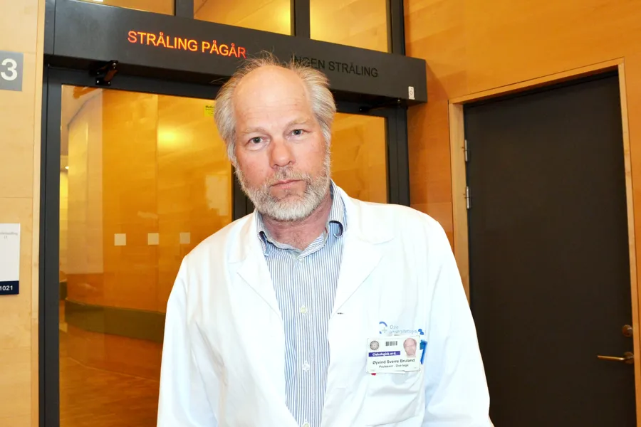 En mann iført hvit frakk