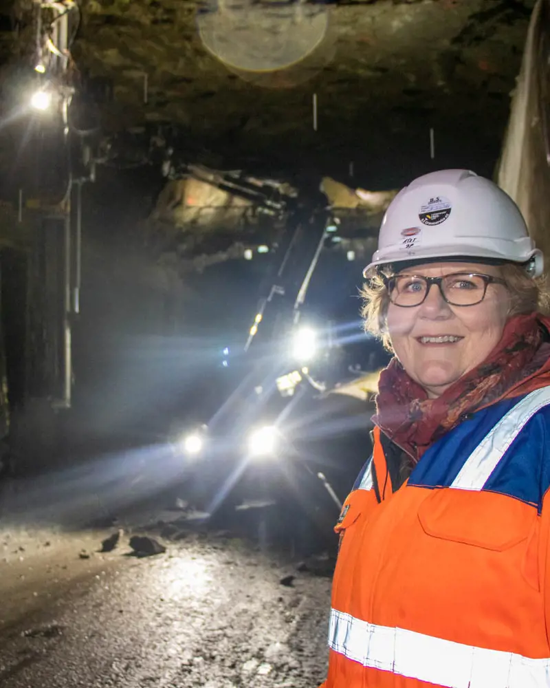 Heidi Strandvik  med verneutstyr i tunnel