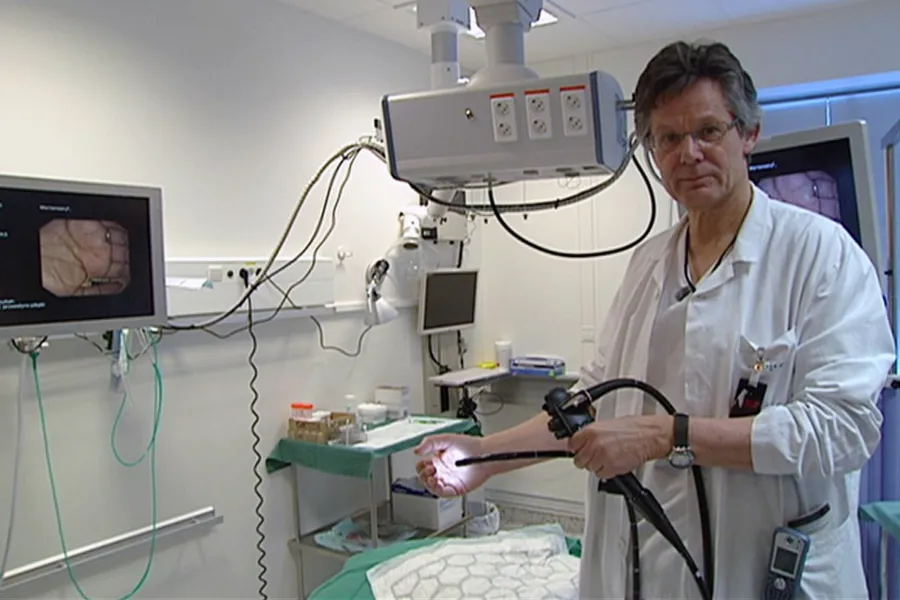 En mann i hvit frakk