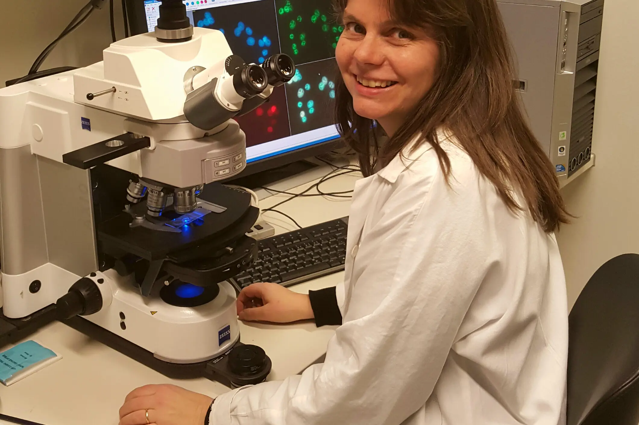 En person i en labfrakk