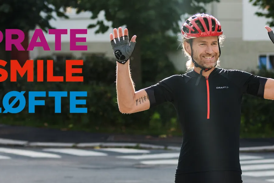 En person som har på seg hjelm og holder hendene oppe