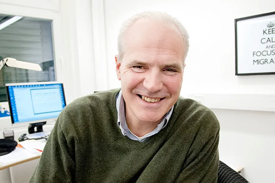 En mann som sitter ved et skrivebord