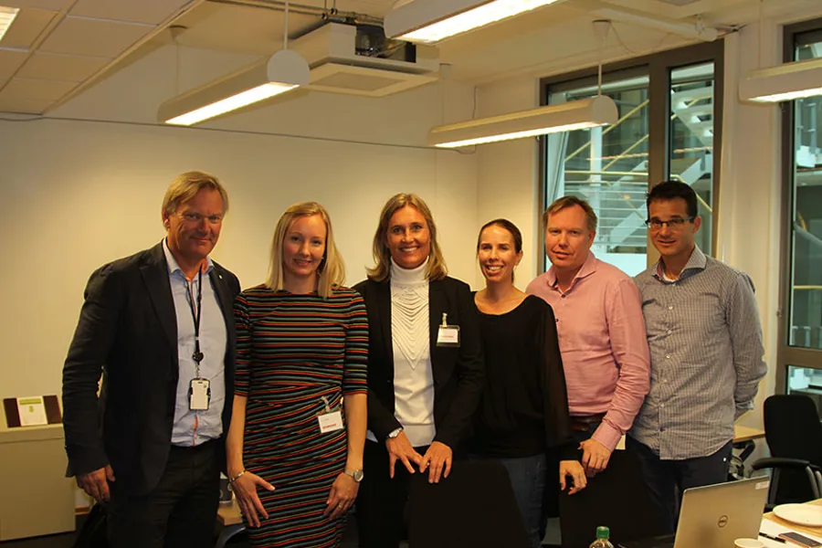 En gruppe mennesker som poserer for et bilde