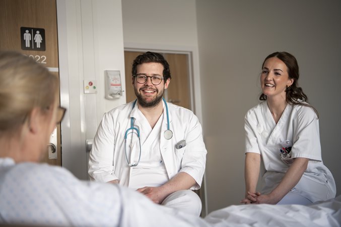 En lege som snakker med en pasient