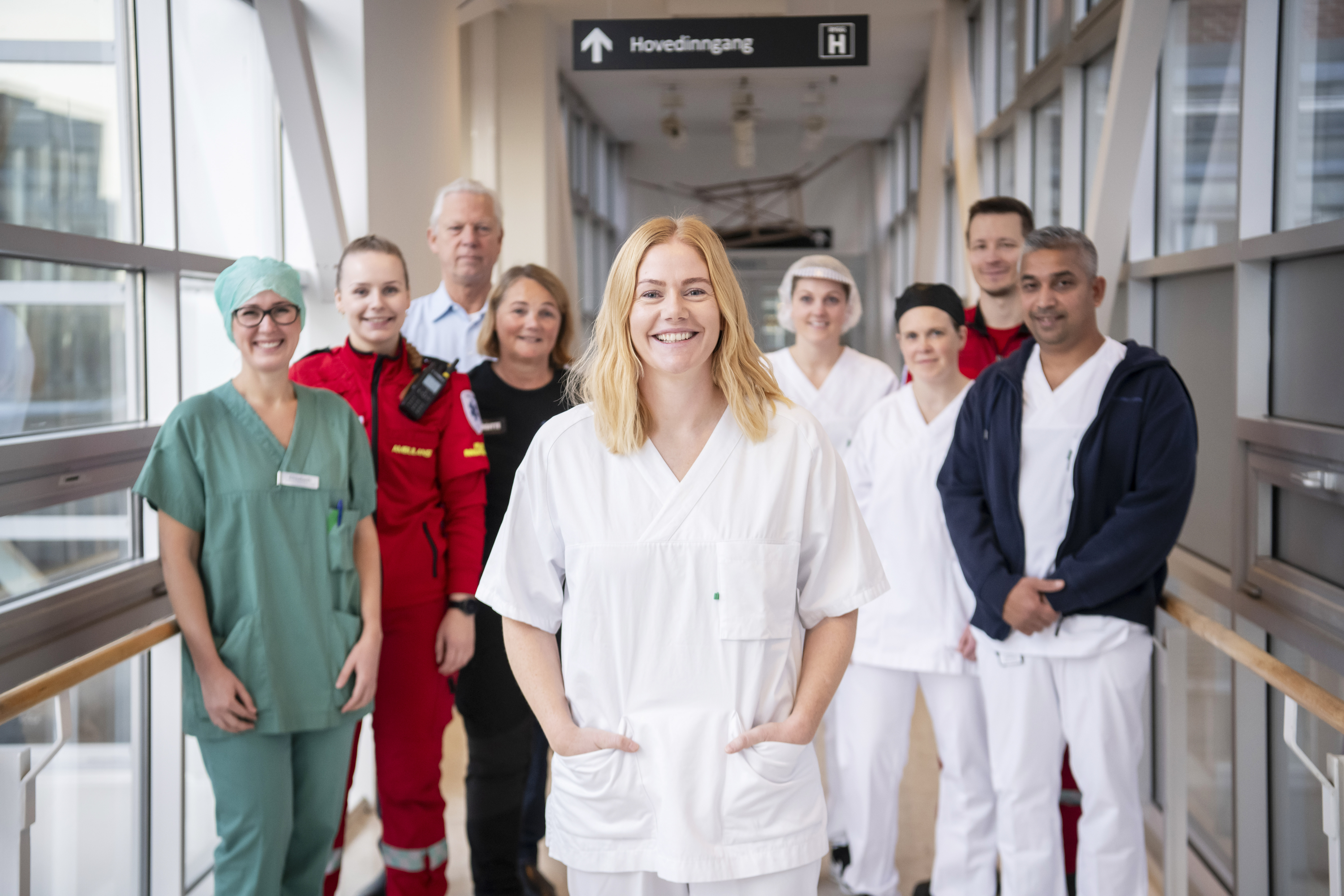 Mange sykehusansatte i forskjellige uniformer