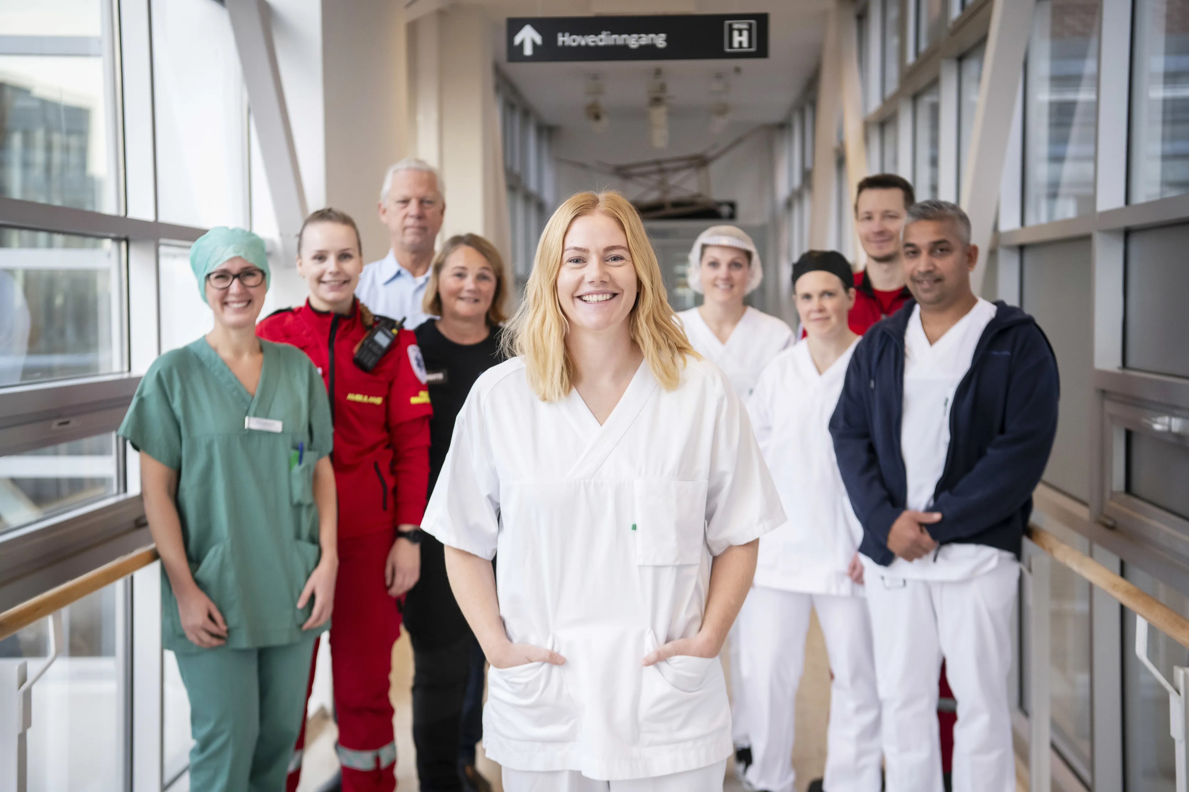 Mange sykehusansatte i forskjellige uniformer